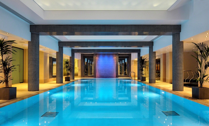 Image 2: Central London: Luxury Stay with Spa Access 