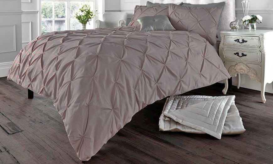 Image 4: Diamond Pintuck Duvet Set 