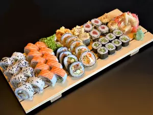 Zestawy sushi: wyborne kompozycje i chrupiące tempury do wyboru w Sushi Edo