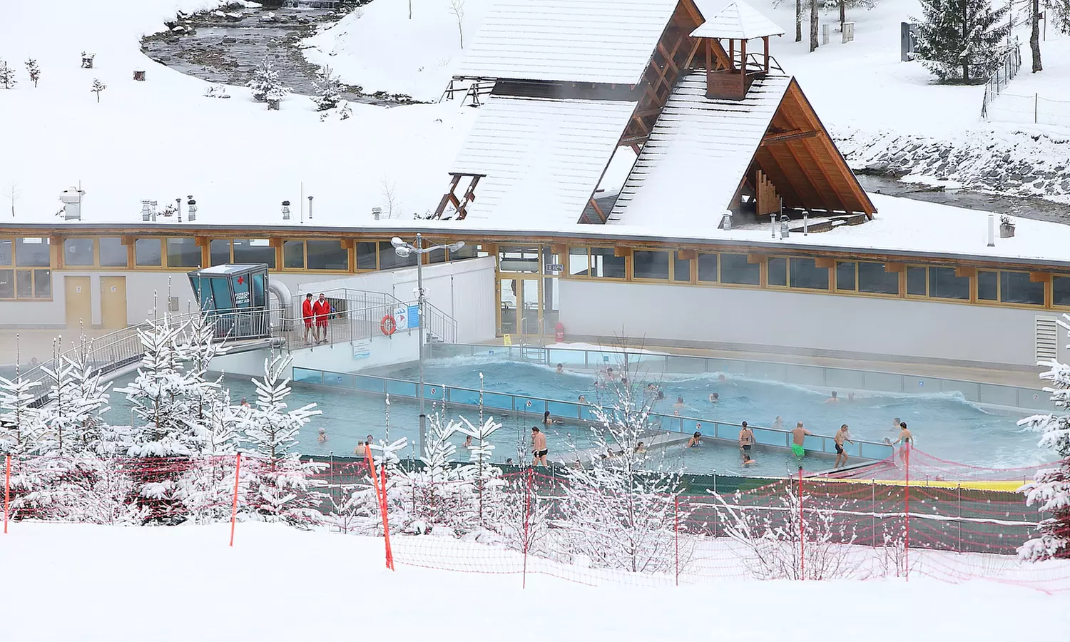 Baseny geotermalne i wodne atrakcje w Aquaparku Meander Oravice