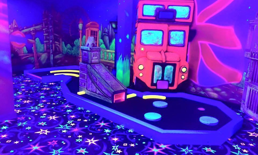 Image 6: Glow in the dark minigolf