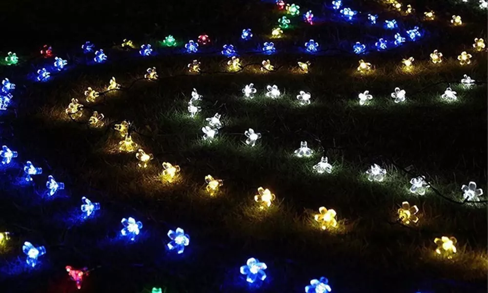 1 o 2 stringhe con 50 luci a LED a forma di fiori di ciliegio