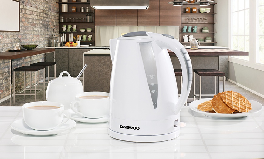 Image 7: Daewoo Kettle and Toaster Set