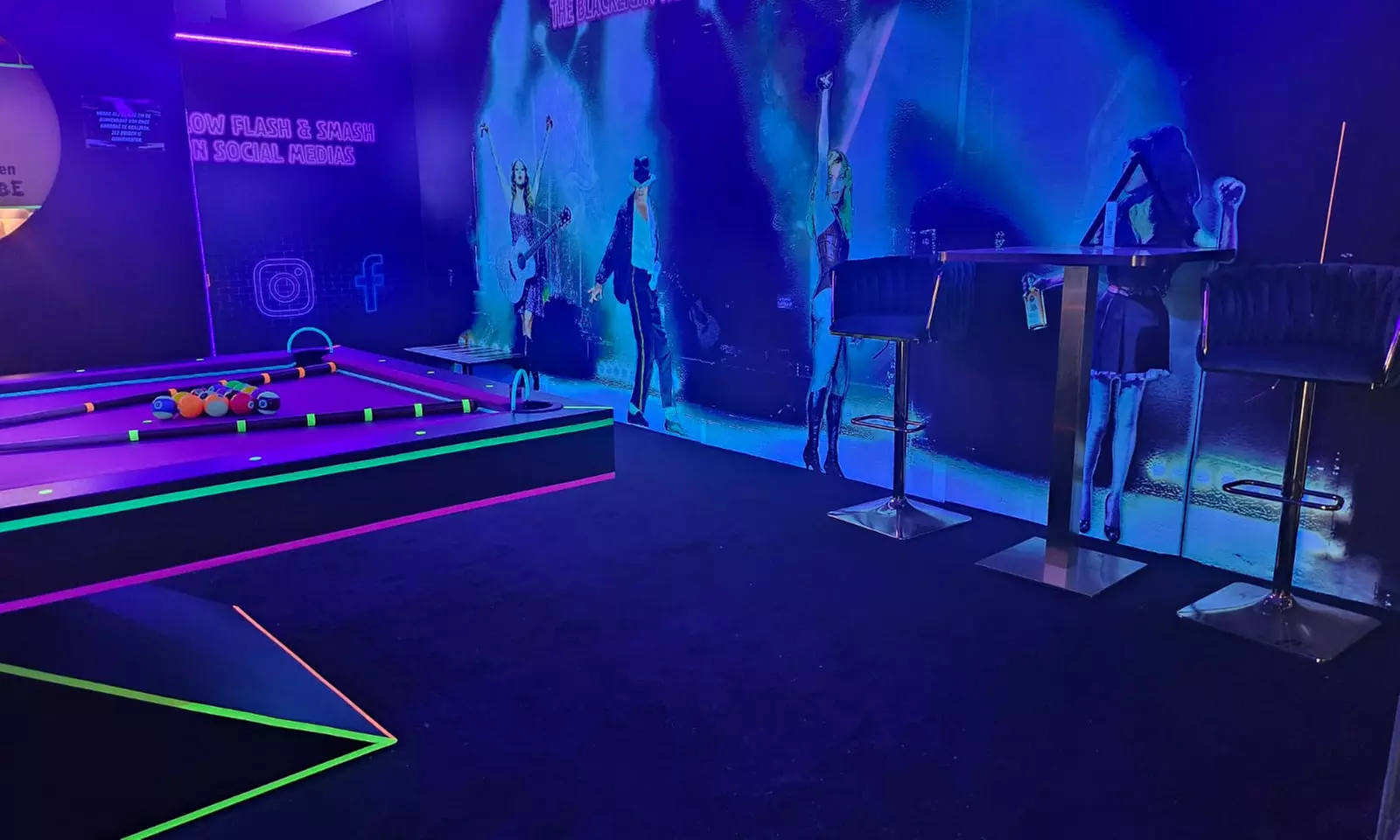 Daag je vrienden uit: een potje blacklight pool bij Flash And Smash