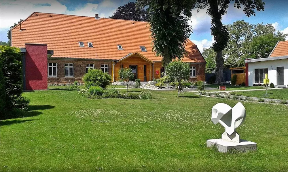 Mecklenburgische Seenplatte: 2-3 Nächte für 2 Personen inkl. Frühstück und 1x Flasche Sekt im Hotel Altes Pfarrhaus - Primary Image