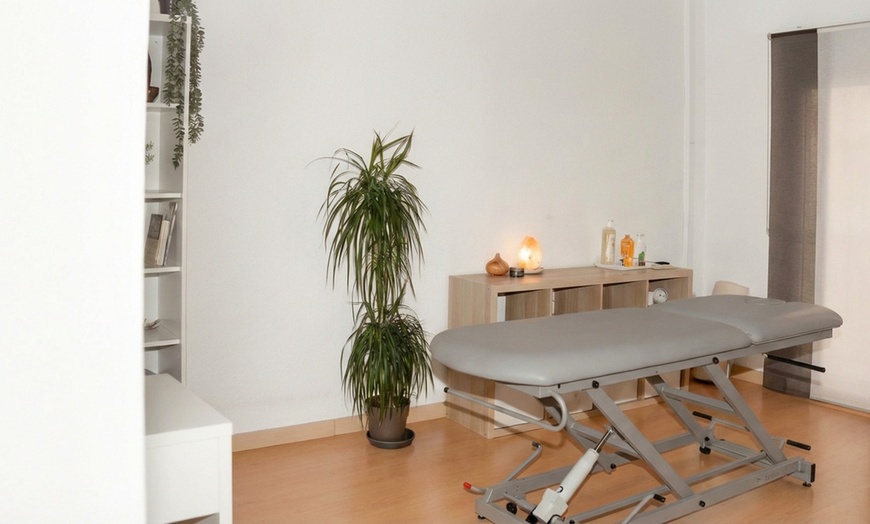 Image 2: Masaje relajante o deportivo con opción a reflexología y shiatsu