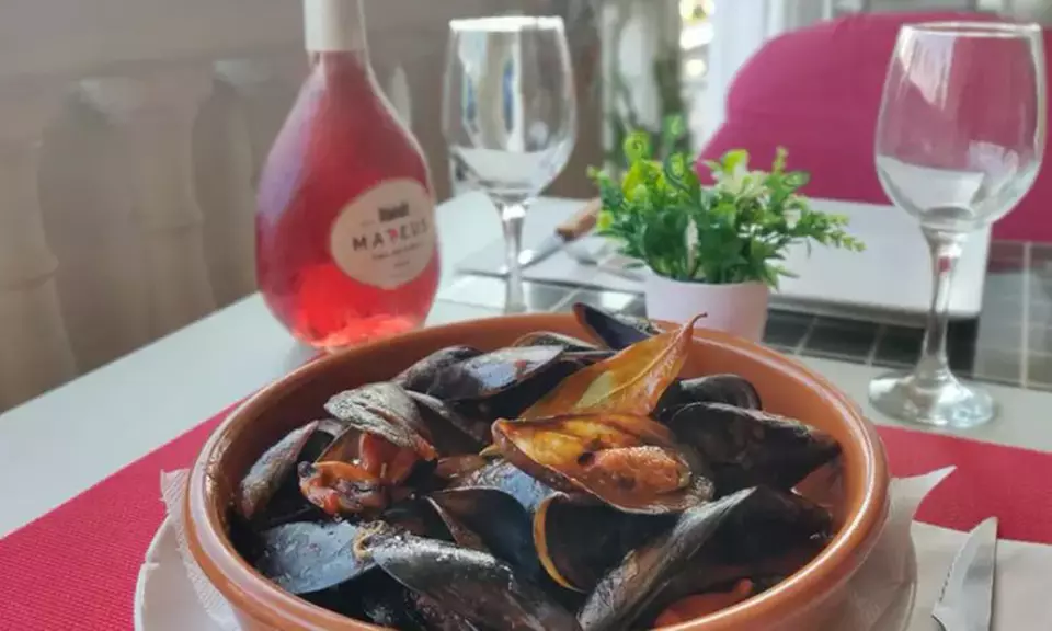 Mariscada con bogavante para 2 con vino en restaurante mediterráneo