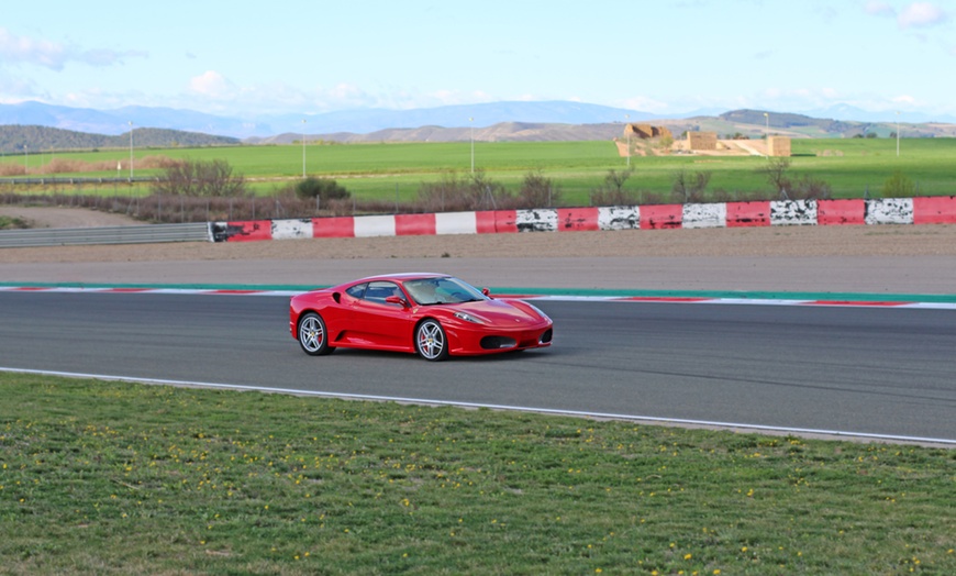 Image 5: Siente la adrenalina con 1 o 2 vueltas a circuito en coche a elegir