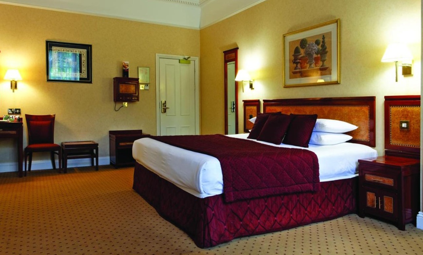 Image 5: Central London Up to 39% Off: 4* Double Room with Breakfast