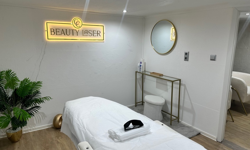 Image 3: Gesichtsbehandlung mit Lichttherapie & Augenbrauen- / Wimpern-Lifting