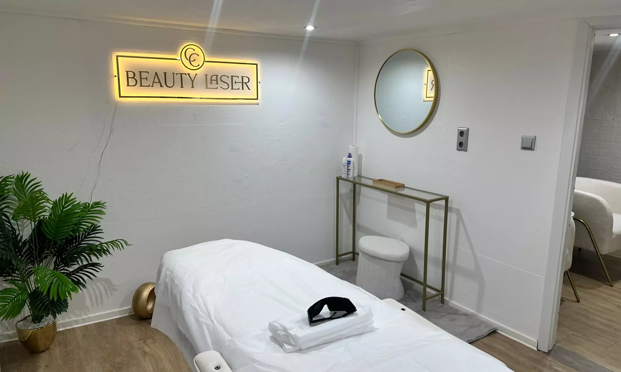 Gesichtsbehandlung mit Lichttherapie & Augenbrauen- / Wimpern-Lifting