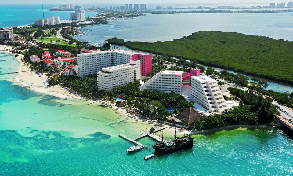 ✈ 3-, 4-, 5-, 6-, or 7-Night Oasis Palm Stay w/ Air. Price per Person Based on Double Occupancy (Buy 1 Groupon/Adult). - Primary Image
