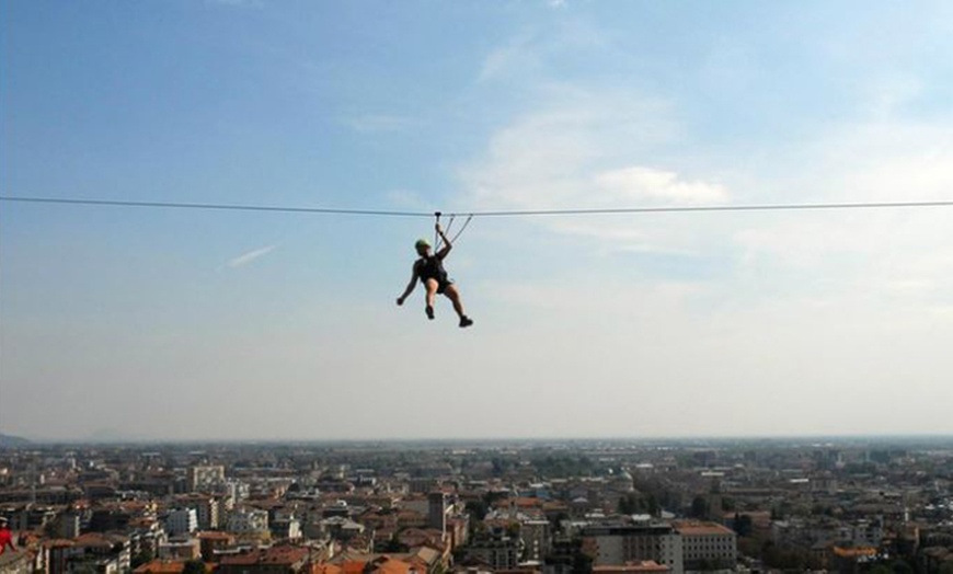 Image 1: Lanci in teleferica sulle mura di Bergamo Alta 