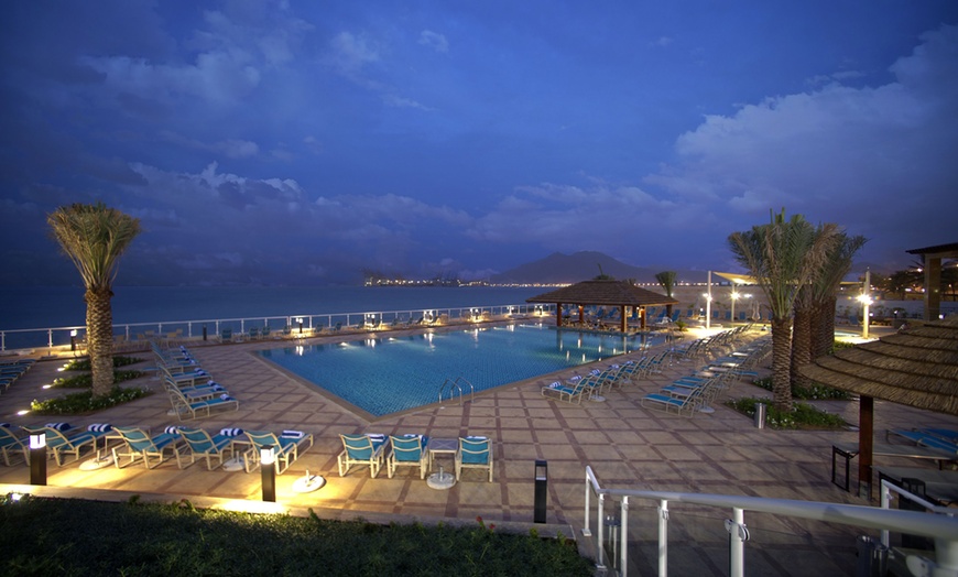 Image 6: Pool and Beach Access with F&B Credit Up to AED 200