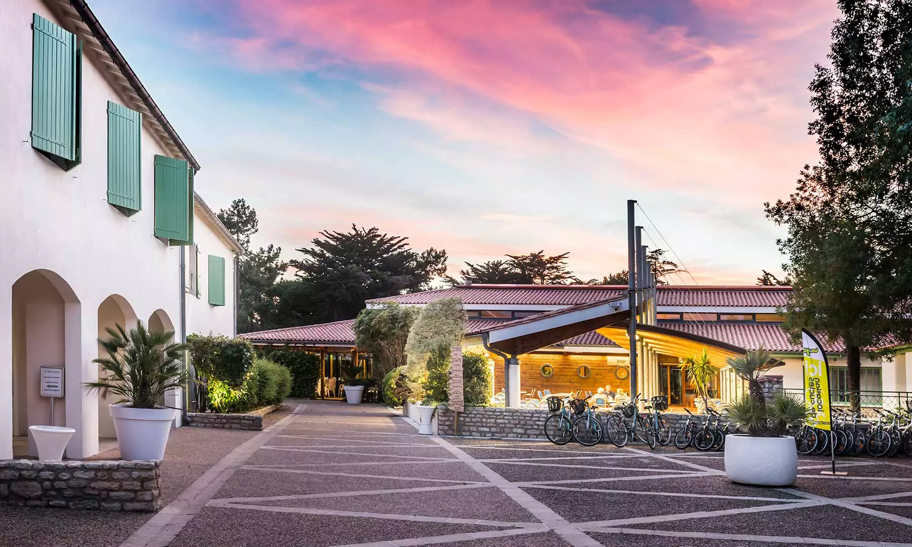 Ile de Ré : 1 à 2 nuits avec petit-déjeuner et dîner en option pour 2 à 4 personnes à l'hôtel les Grenettes - Primary Image