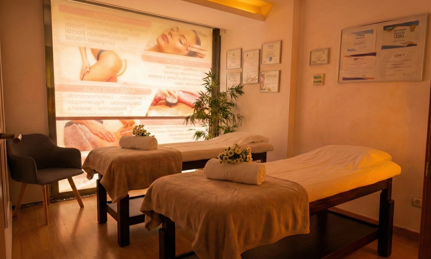 Image 6: Masaje relajante en pareja de 30 o 60 minutos con copa de cava