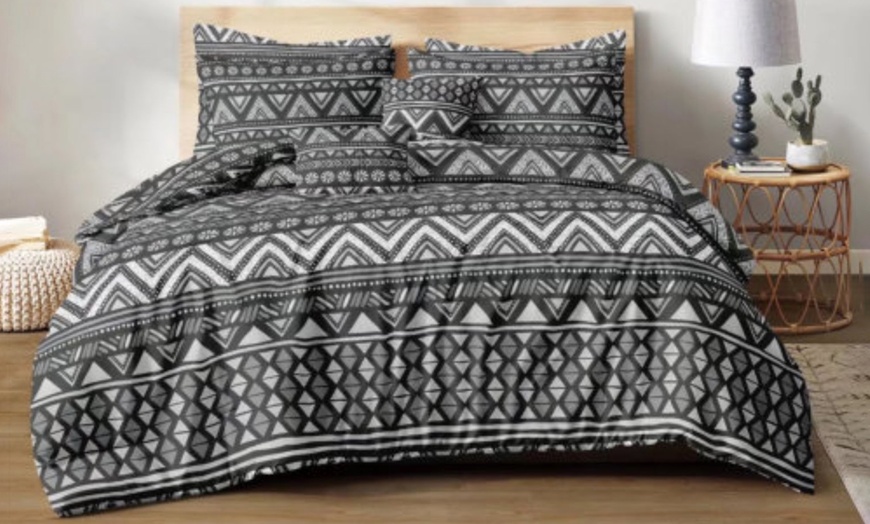 Image 3: Reversible Easy Care Duvet Set