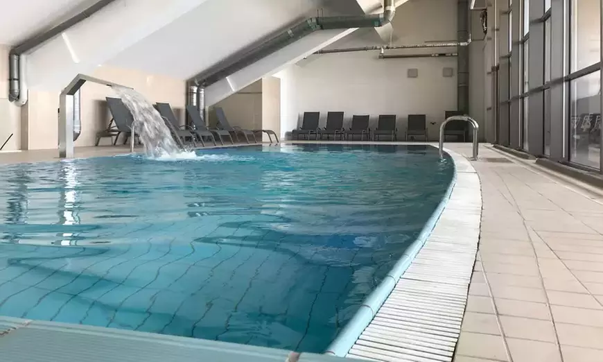 Wejście do Term Krakowskie Błonia z napojem