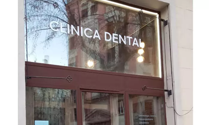 Limpieza bucal con ultrasonidos, revisión y pulido