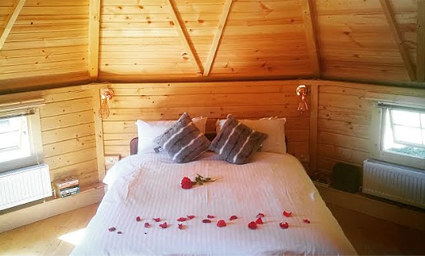 Image 2: Somerset: Up to 3-Night Romantic Lodge Stay with Fizz