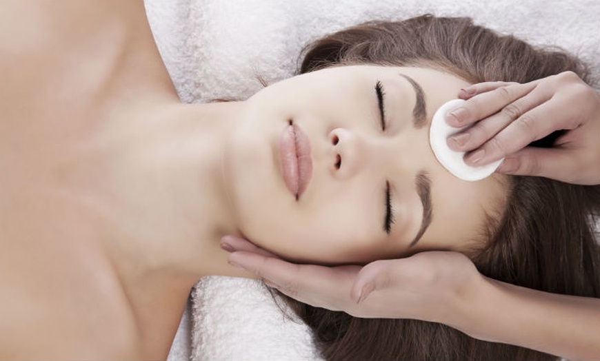 Image 1: 45-Minute Deep Cleansing Facial