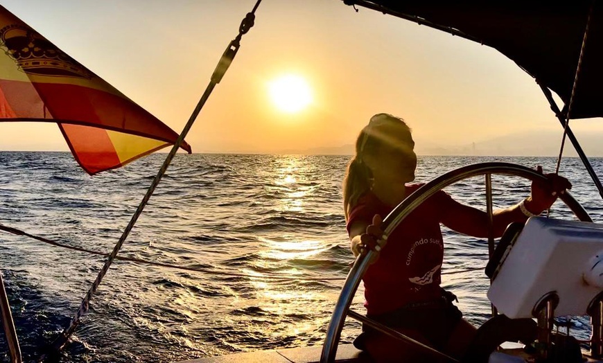 Image 1: Experiencia de prácticas de navegación a vela en velero de crucero