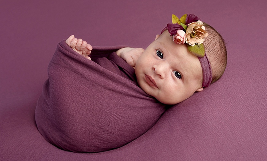 Image 3: Newborn Baby Photoshoot with one print