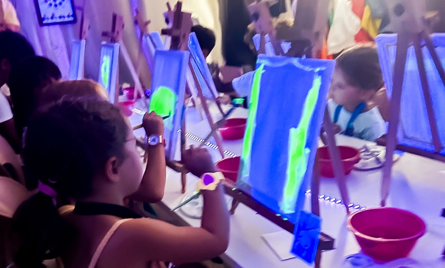 Image 3: Taller familiar con pinturas fluorescentes para 1 o 2 niños/adultos 