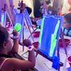 Image 3: Taller familiar con pinturas fluorescentes para 1 o 2 niños/adultos 