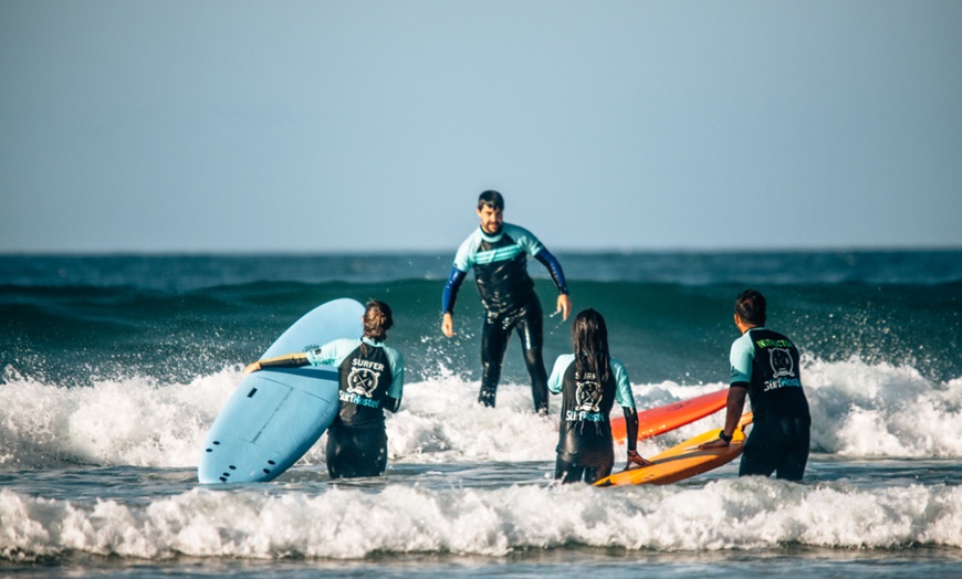 Image 1: Gijón: hasta 7 noches con clases de surf