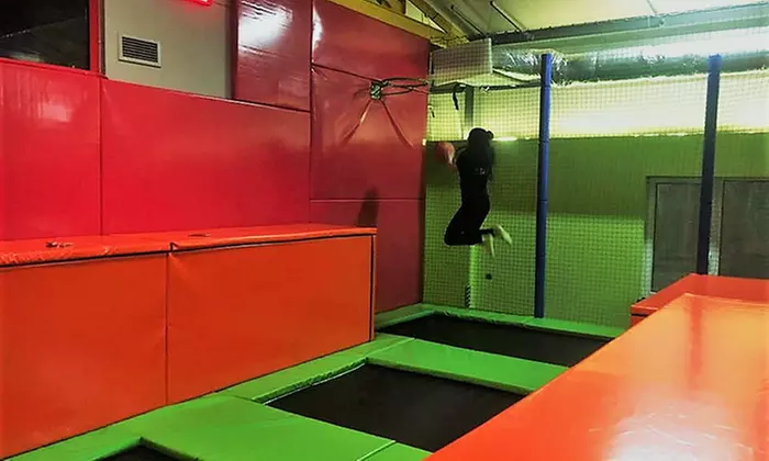 Godzinne wejście do parku trampolin dla 1 lub 2 osób w New Age Jump