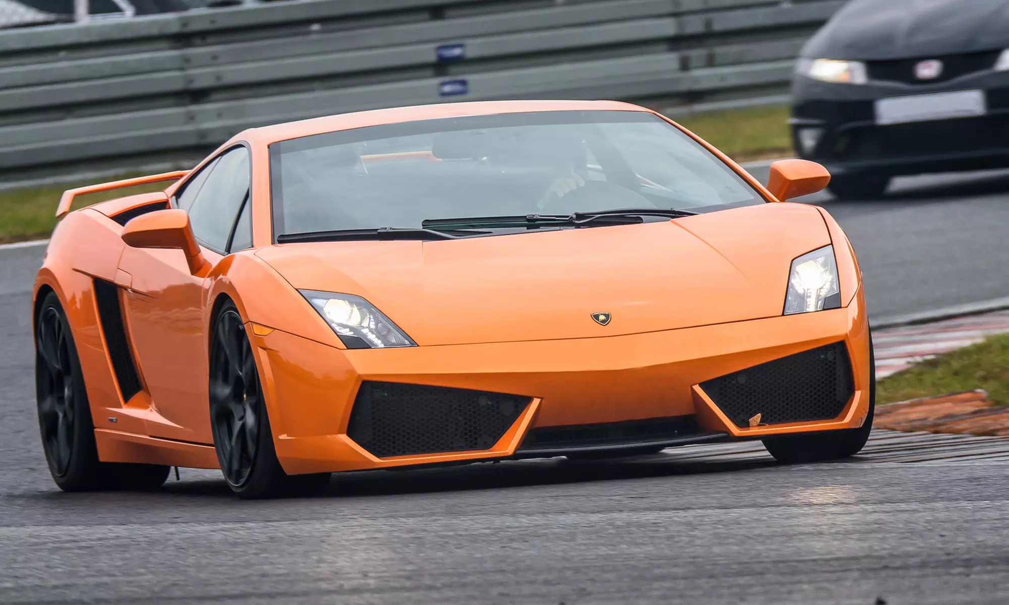 Jazda sportowym autem po torze wyścigowym ze szkoleniem i nagraniem z Super-Cars - Primary Image