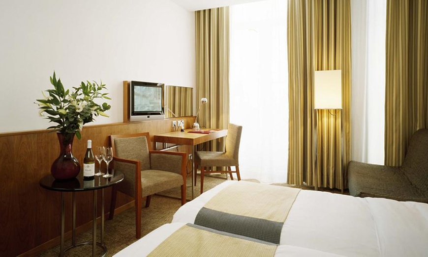 Image 4: London: 4* Classic or Superior Room Stay with Meals Discount