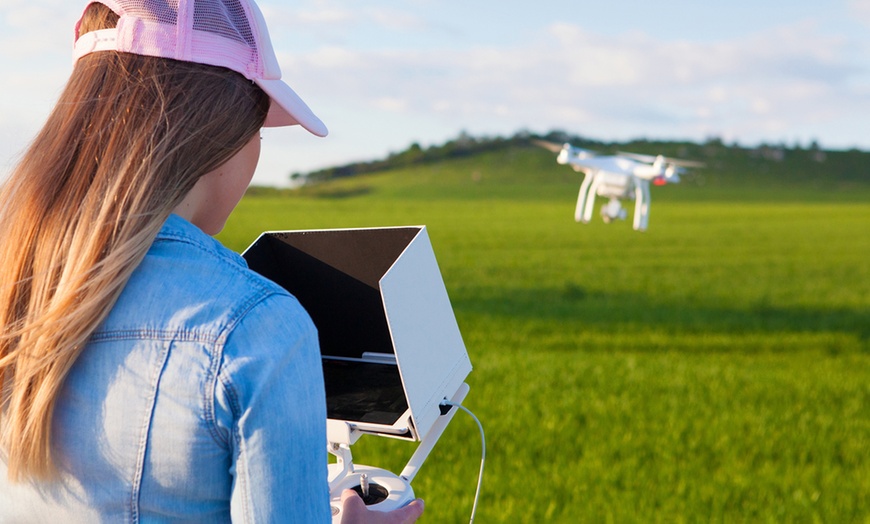 Image 1: ¡Conviértete en un as del cielo con nuestro curso de piloto de drones!