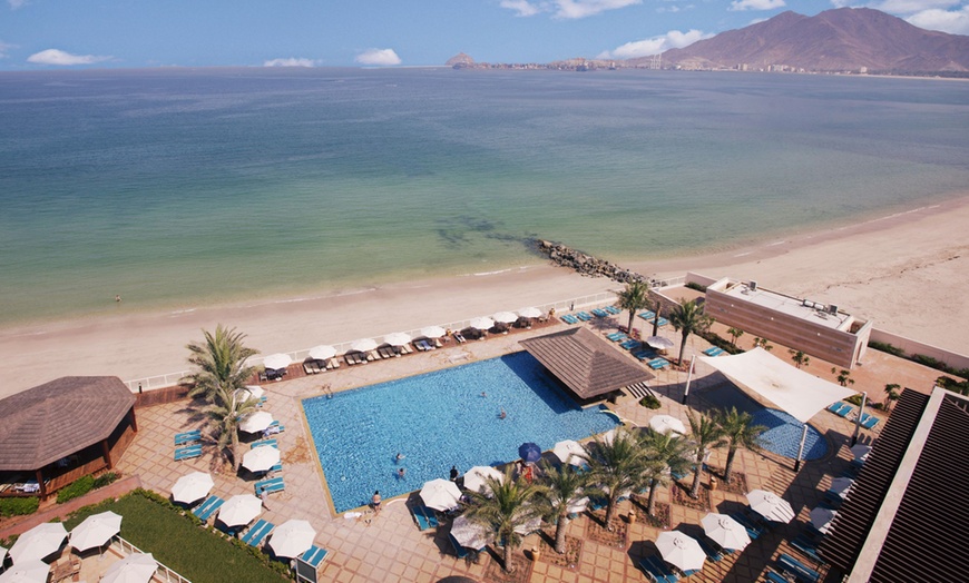 Image 2: Pool and Beach Access with F&B Credit Up to AED 200