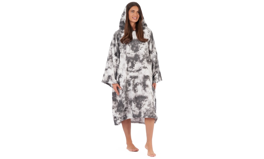 Image 3: Adults Oversized Printed Poncho Towel