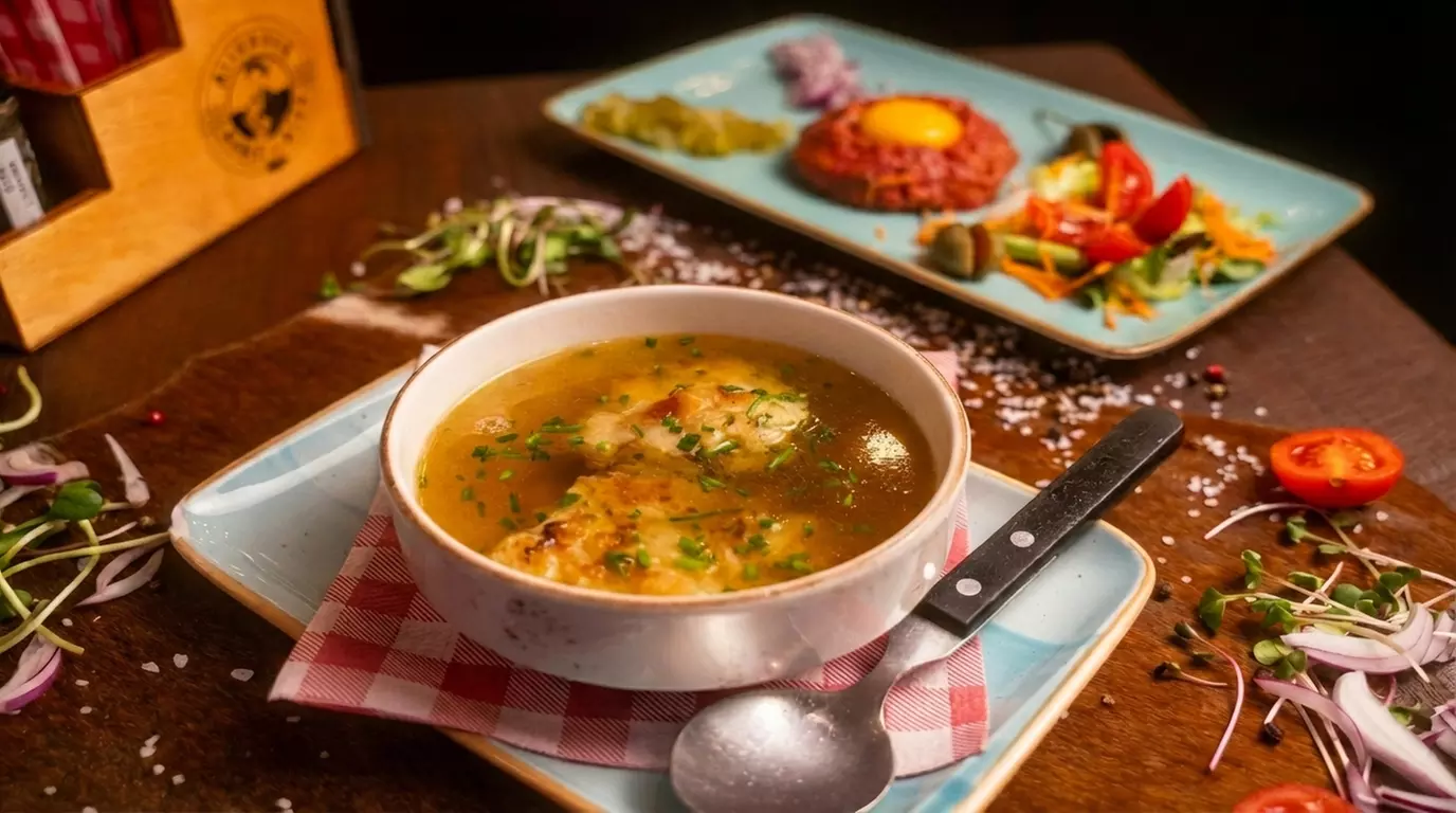 3-Gänge-"Almrausch Menü nach Wahl": Österreichische und bayrische Küche für 2 oder 4 Personen (bis zu37% sparen) - Primary Image