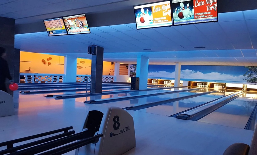 Image 1: Strike Up Fun: 2 Std. Bowling inkl. Nachos für bis zu 7 Personen