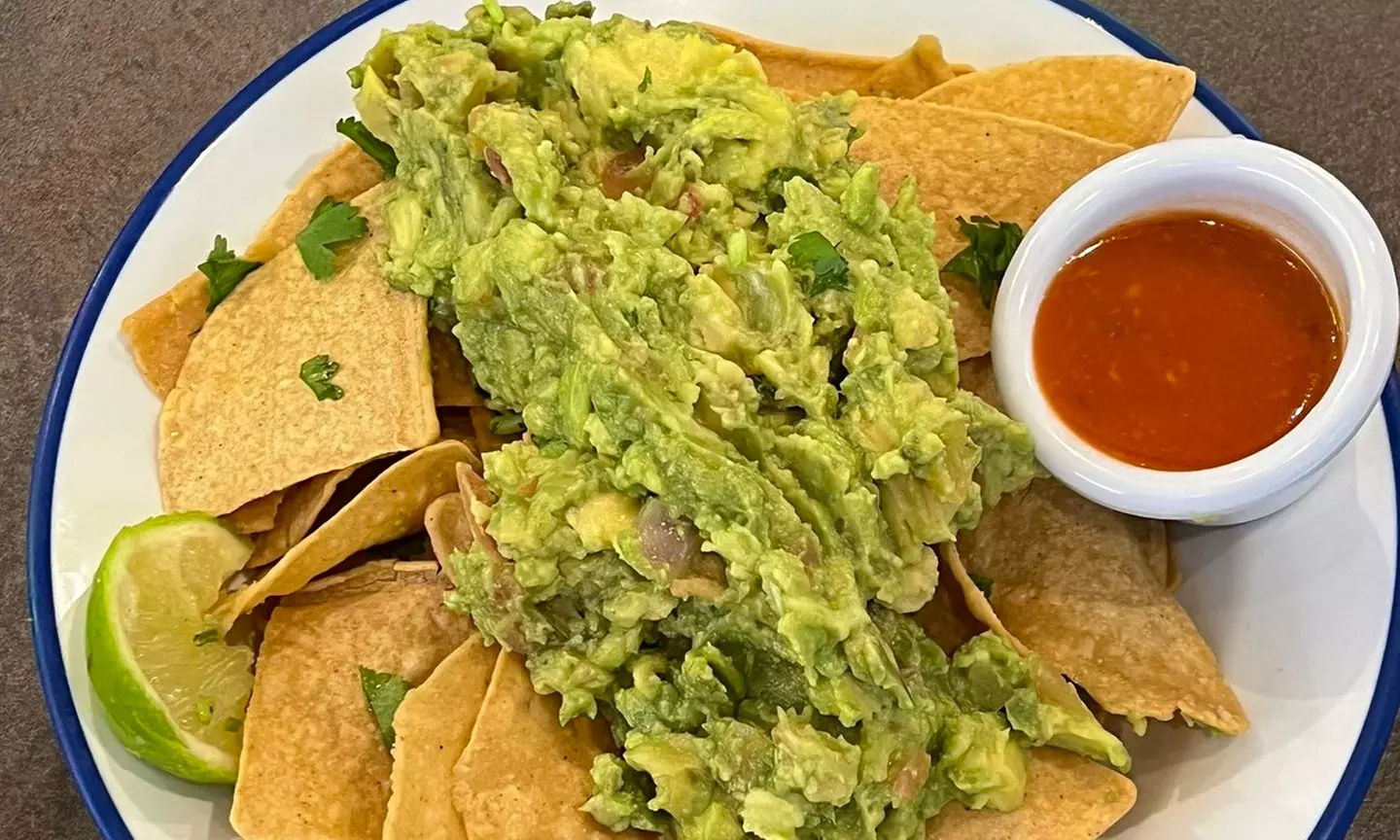 Menú de burritos con nachos, burritos y bebidas para 2 o 4 personas