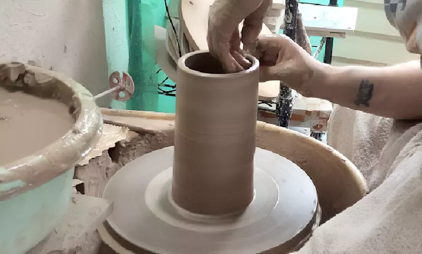 Image 4: Van een klodder klei tot pronkstuk: pottenbakken op de draaischijf