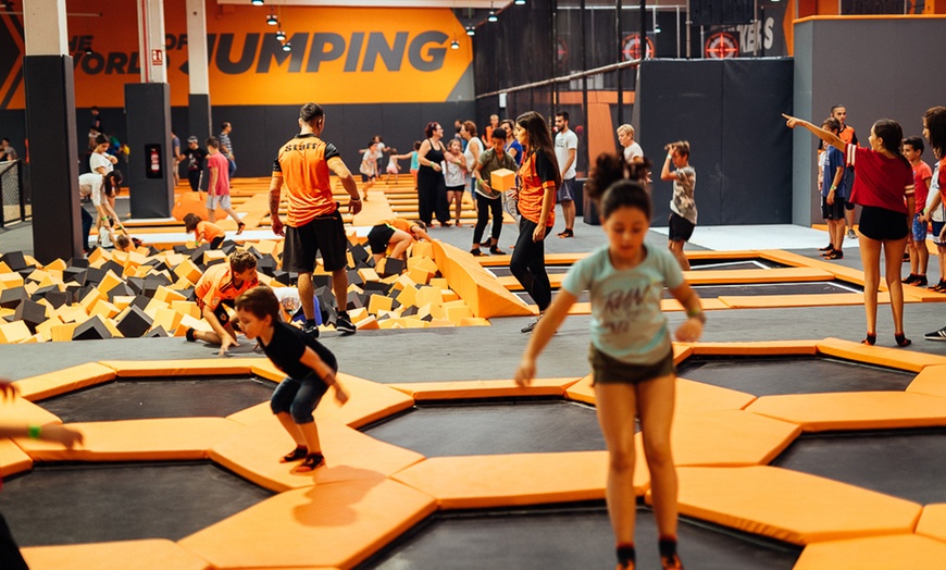 Image 6: Saltos en camas elásticas en Urban Planet Jump Sagunto