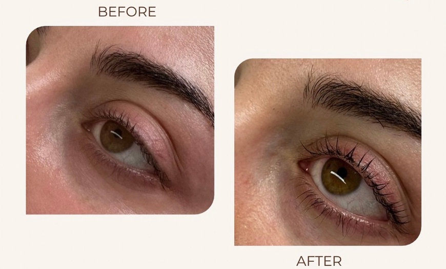 Image 4: Stralende oogopslag met een natuurlijke lift en langdurige krul