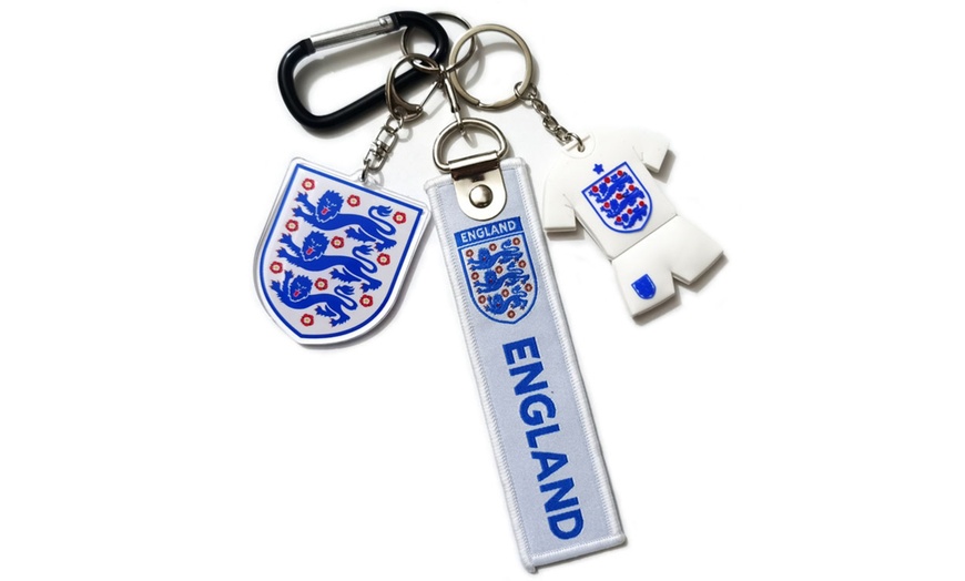 Image 4: World Cup 2022 Keychains with Coloured Badge Logos