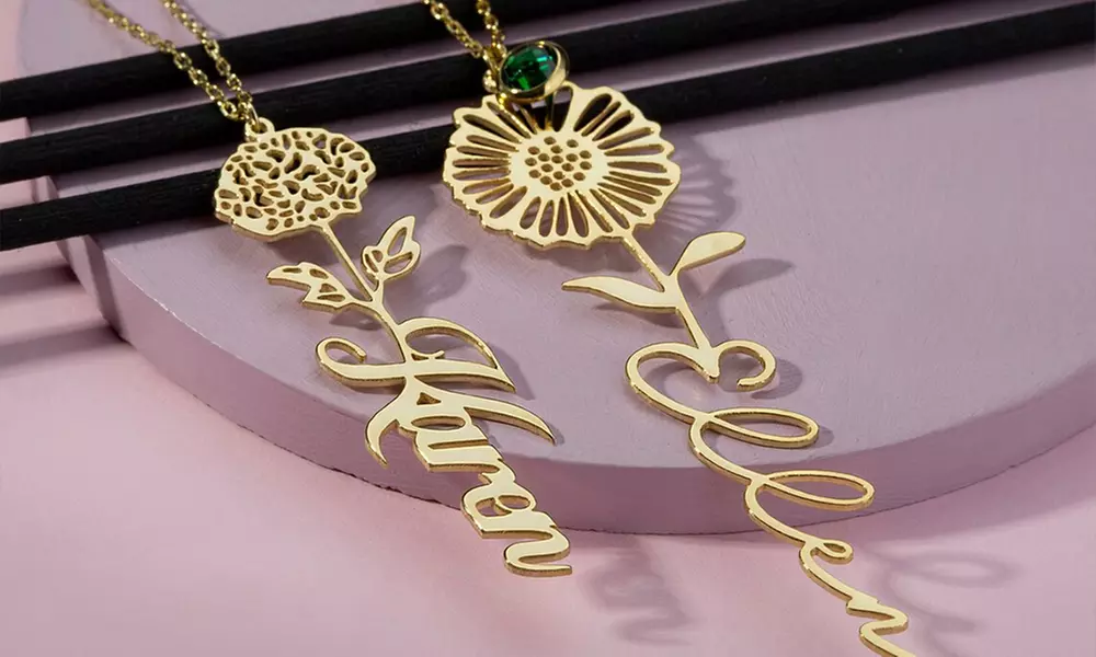 Collier de nom personnalisé avec fleur de naissance par Justyling