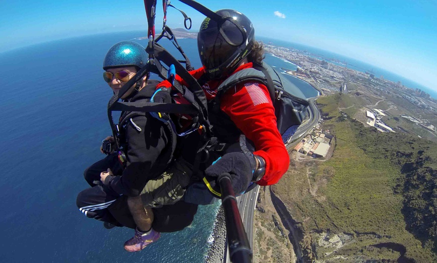 Image 4: Roza las nubes: vuelo de iniciación al parapente con foto incluida