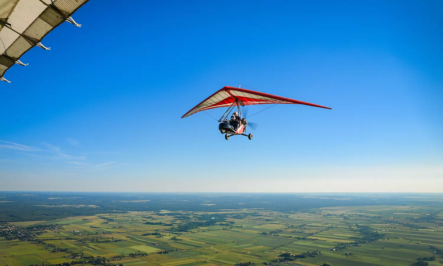 Spełnij marzenia o lataniu: widokowy lot motolotnią z filmem