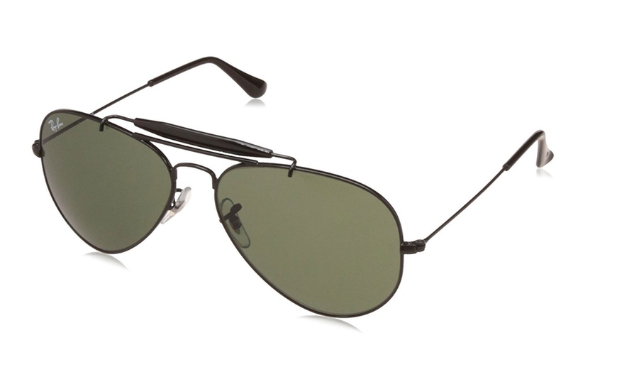 Image 8: Classic Ray-Ban Aviators