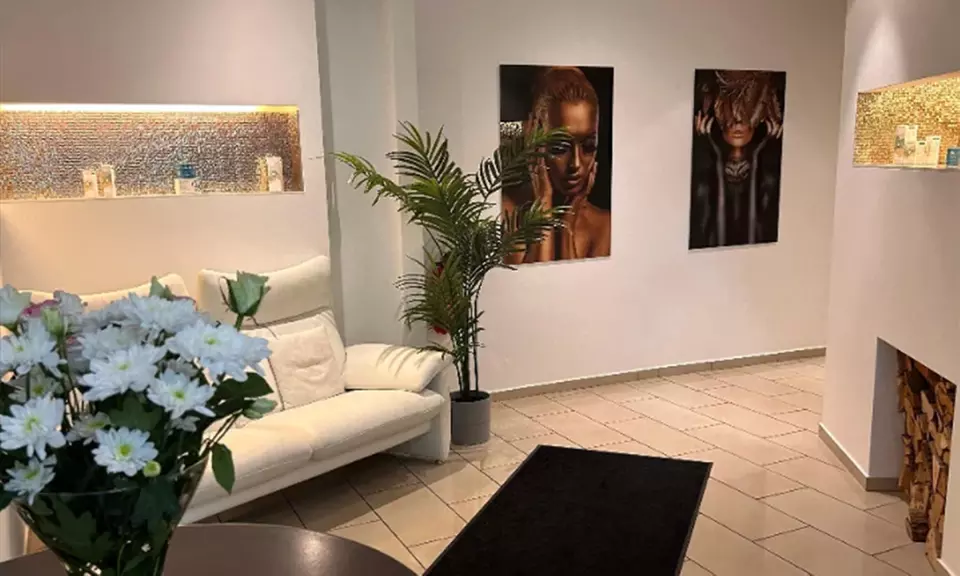 1 oder 2x "Glow Solution Refresh Nano Needling" Behandlung für 1 Pers.