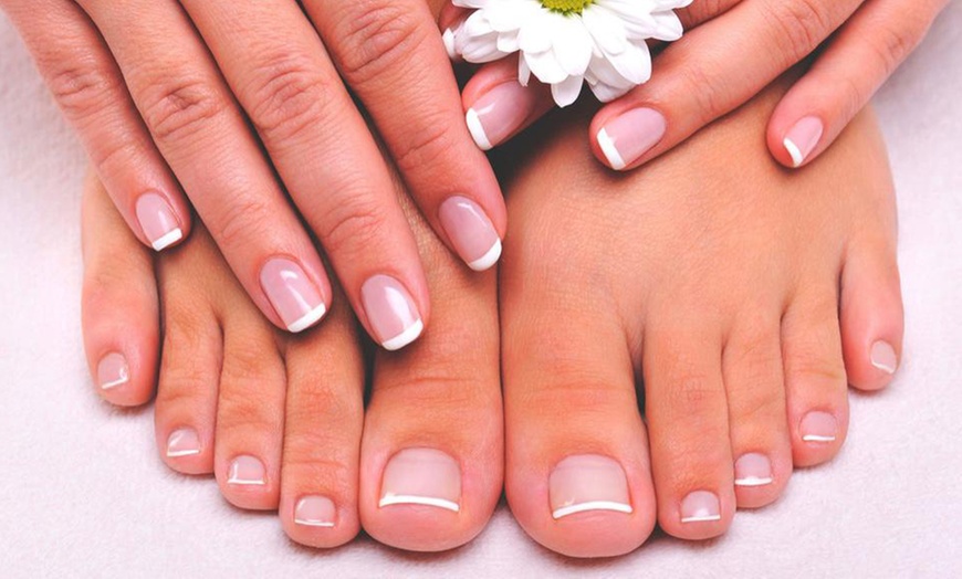 Image 3: Manicura o pedicura con esmaltado en Raquel Gallardo Estética