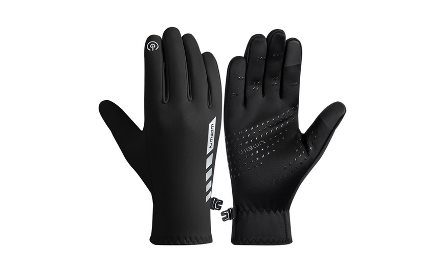 Image 2: Outdoor Reflective Warm Gloves